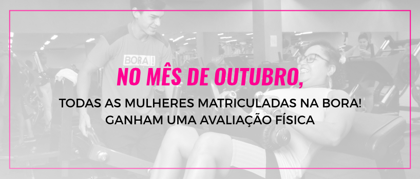 Chamada para agendamento de avaliação física gratuita para mulheres no mês de outubro. Imagem com mulher se exercitando em sala de musculação com auxílio de um professor.